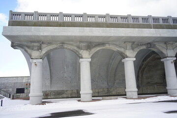 Obraz premium The historic Roman-style concrete arcade of North Breakwater Dome in snow