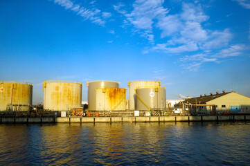 青空と海と川崎工業地帯のコンビナート