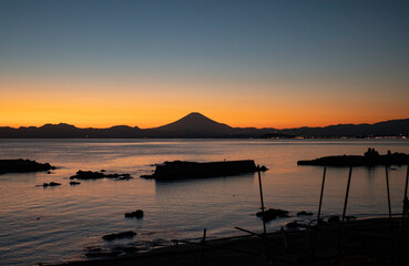 葉山の海から見た美しい夕暮の富士山と空