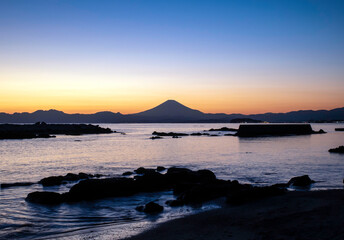 葉山の海から見た美しい夕暮の富士山と空