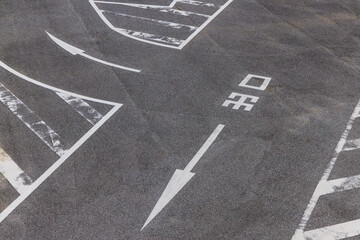 駐車場に描かれた文字と矢印