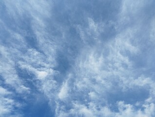 Obraz premium Clouds developing into a storm on a blue sky background 
