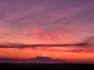 Fototapeta na wymiar Coucher de soleil sur le Rocher de Roquebrune ciel orangé