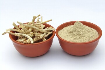 Asparagus racemosus roots and powder in bowls 