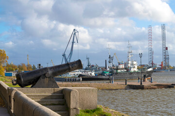 Fototapeta premium Noon cannon (a cannon that marked noon with its shot) on the city embankment on an October afternoon. Kronstadt, Russia