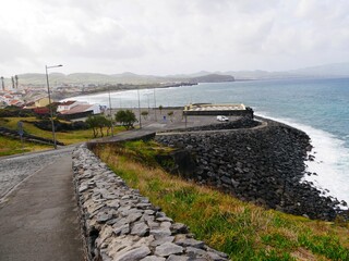 Ville typique de Ribeira Grande au bord de l'océan atlantique sur l'île de Sao Miguel dans...