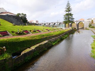 Pont des 8 arches sur la rivière de Ribeira Grande sur l'île de Sao Miguel dans l'archipel des Açores