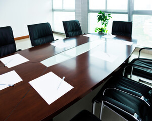 Naklejka premium White paper with pen in the meeting room