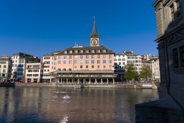 Fototapeta na wymiar Beautiful cityscape of the old town of Zürich with Limmat River in the foreground on a sunny late summer morning. Photo taken September 22nd, 2022, Zurich, Switzerland.