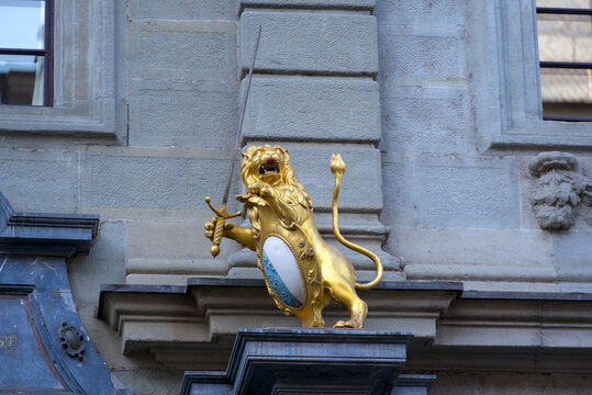 Golden lion with coat of arms of City and Canton Zürich at entrance of former town hall at the old town of Zürich on a sunny late summer morning. Photo taken September 22nd, 2022, Zurich, Switzerland.
