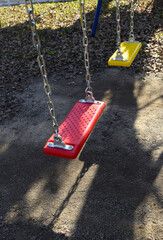  公園のブランコ、誰もいない公園の風景、静かな無人の公園