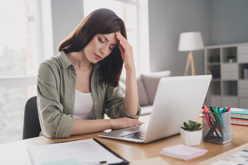 Obraz premium Photo of sad upset irritated annoyed lady suffer headache economy finance problem trouble inflation lost money bankrupt work home indoor