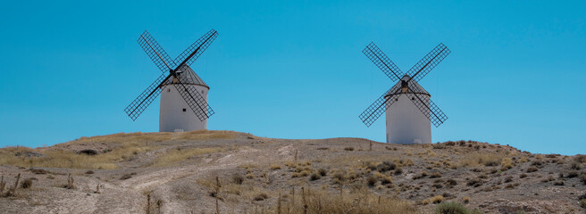 Dos tradicionales molinos de viento para moler grano en la villa de Tembleque, Castilla la Mancha,...