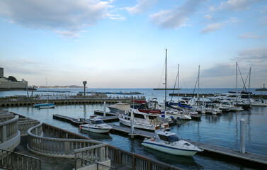 熱海の親水公園から見た美しい海と船