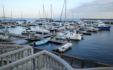 熱海の親水公園から見た美しい海と船