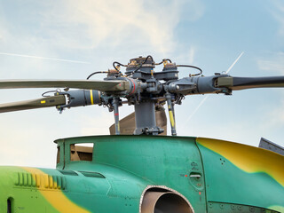 Obraz premium Close up detail with the rotor mast and main rotor of a military helicopter