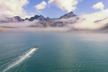 ein Touristen Zodiac fährt in die nebelverhangene Bucht der mittlerweile verlassenen Walfangstation in Grytviken -auf der Insel Südgeorgien