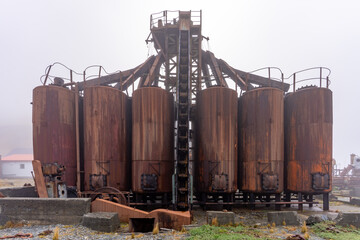 alte, rostige Wal-Öltanks und und Verarbeitungsanlagen in einer mittlerweile verlassenen Walfangstation in Grytviken -auf der Insel Südgeorgien  
