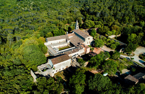 Abbaye du Thoronet dans le Var au milieu de for&ecirc;t