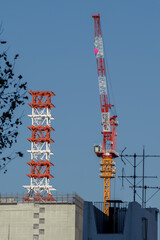 鉄塔とクレーン