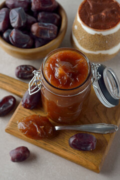 Diet caramel sauce from dates