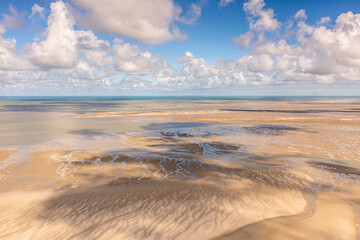 Fototapeta na wymiar Vue aérienne des bancs de sable en baie de Somme