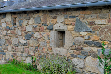 Magnifique mur de pierres en granit , Bretagne France