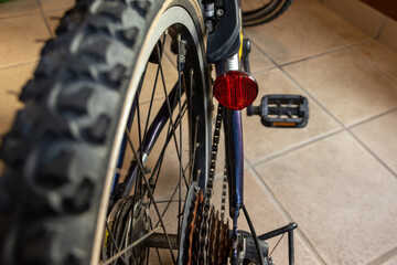 後方から見た自転車
