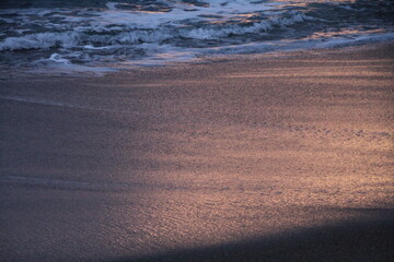 夜明けの波打ち際