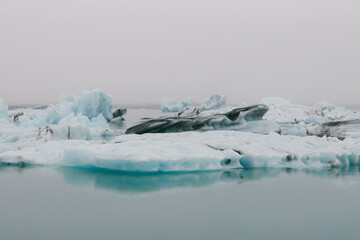 Lago helado con icebergs en Islandia