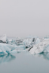 Lago helado con icebergs en Islandia