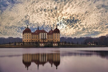 schloss Moritzburg mit schönen Herbsthimmel