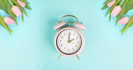 Alarm clock with tulips, switch to daylight saving time in spring, summer time changeover
