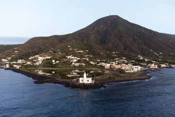 Veduta aerea del faro di Lingua, localit&agrave; dell'isola di Salina nell'arcipelago delle eolie, in Italia