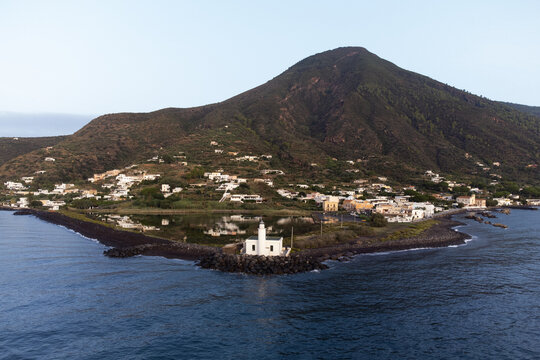 Veduta aerea del faro di Lingua, localit&agrave; dell'isola di Salina nell'arcipelago delle eolie, in Italia