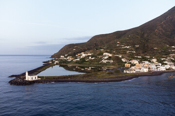 Veduta aerea del faro di Lingua, localit&agrave; dell'isola di Salina nell'arcipelago delle eolie, in Italia
