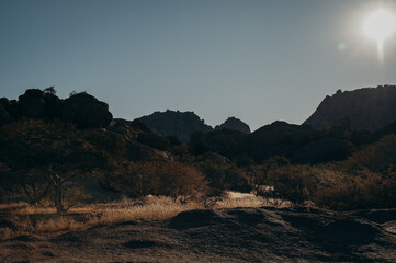 Naklejka premium Szenischer Panoramablick in die Landschaft des Erongo Gebirges bei Sonnenuntergang, Namibia