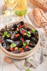 Spicy and aromatic mussels served with wholemeal bread.