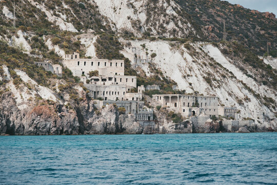 La vecchia fabbrica in cui si estraeva la pietra pomice a Lipari, nell'arcipelago delle Eolie in sicilia