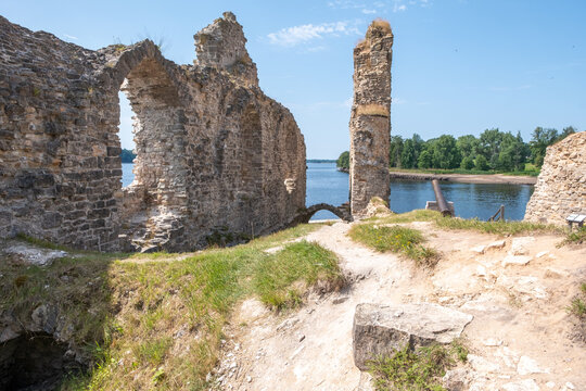 Burg Koknese am Ufer der Duna in Lettland