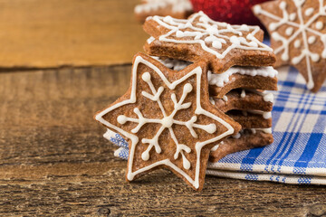 Fototapeta na wymiar Christmas decoration with gingerbread cookies