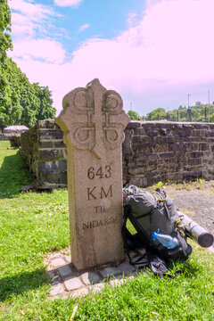 Erster Kilometer Stein auf dem St. Olavsweg. Der Pilgerweg geht von Oslo nach Trondhein. Der Stein steht in Oslo im Minnerparken Hallvardskatedralen. Es sind 643 km.