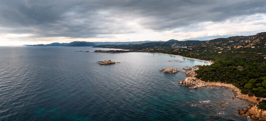 vue panoramique sur la plage de Palombaggia et le littoral vallonné du sud-est de la Corse