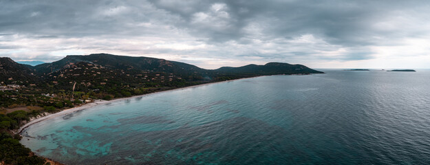 panoramisch uitzicht op het strand van Palombaggia en de heuvelachtige kustlijn in het zuidoosten van Corsica