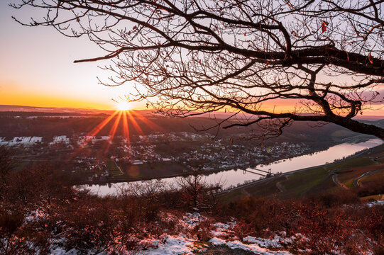 Wehlener Moseltal im Winter bei Sonnenuntergang