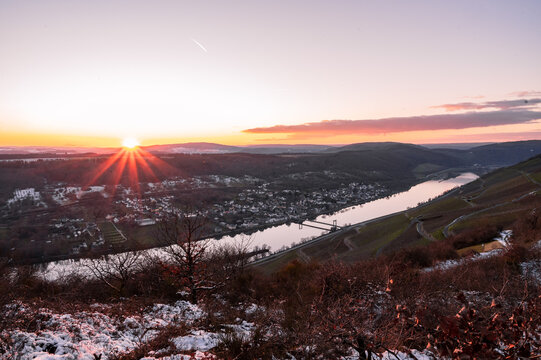Wehlener Moseltal im Winter bei Sonnenuntergang