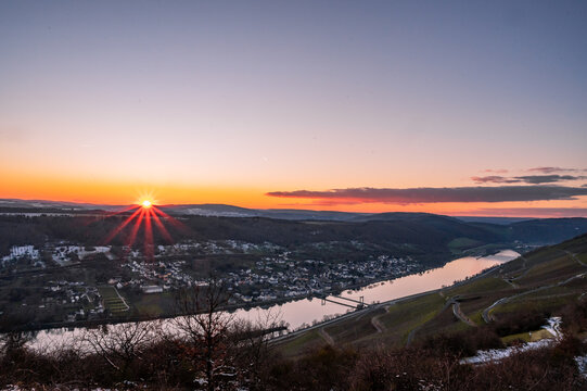 Wehlener Moseltal im Winter bei Sonnenuntergang