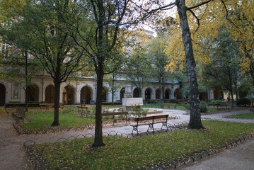 jardin à l'intérieur du musée des Beaux Arts à Lyon en automne
