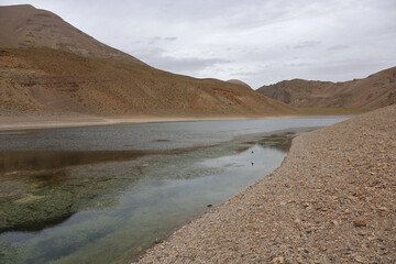 La grande traversée de l’Atlas au Maroc, 18 jours de marche. Vallée d'Igarnane, franchissement du col de Tamda et bivouac au bord du lac glacial de Tamda
