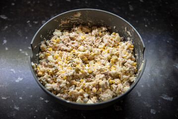 Sałatka z tuńczyka w dużej szarej misce © Katarzyna